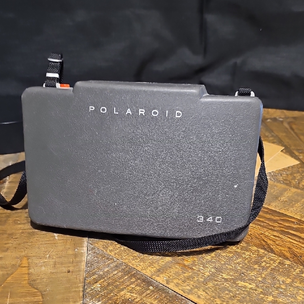 Polaroid 340 Land Camera in Gray and Black - Picture 12 of 12